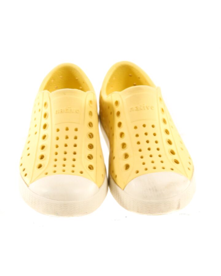 NATIVE YELLOW SHOES *THIS ITEM IS GENTLY USED WITH MINOR SIGNS OF WEAR (MINOR WEAR) *VGU SIZE TODDLER 9