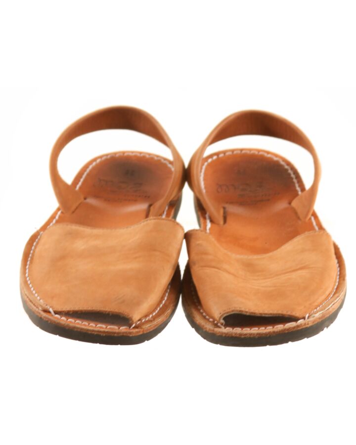 MARQUESETES BROWN SANDALS *SIZE 35 EQUIVALENT TO SIZE 3 *THIS ITEM IS GENTLY USED WITH MINOR SIGNS OF WEAR (MINOR SCUFFING) *VGU SIZE CHILD 3