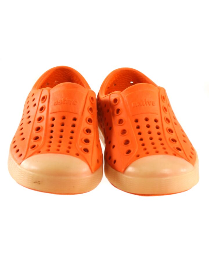 NATIVE ORANGE SHOES *THIS ITEM IS GENTLY USED WITH MINOR SIGNS OF WEAR (MINOR STAINS AND SCUFFS) *VGU SIZE TODDLER 5