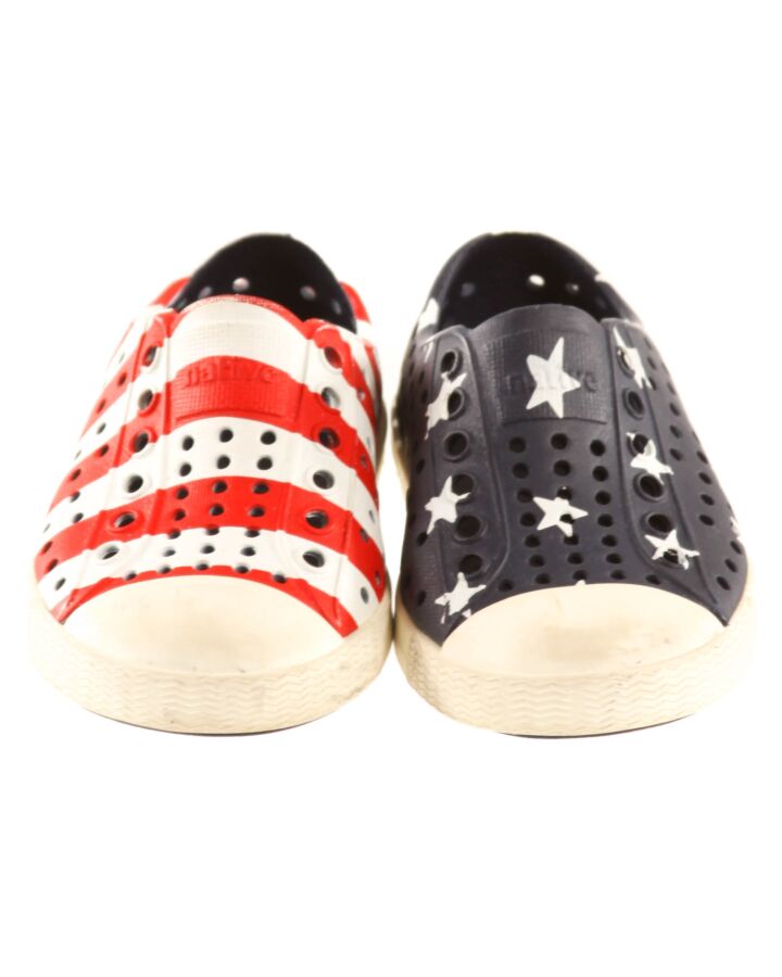 NATIVE BLUE SHOES *THIS ITEM IS GENTLY USED WITH MINOR SIGNS OF WEAR (MINOR STAINS AND SCUFFS) *VGU SIZE TODDLER 5