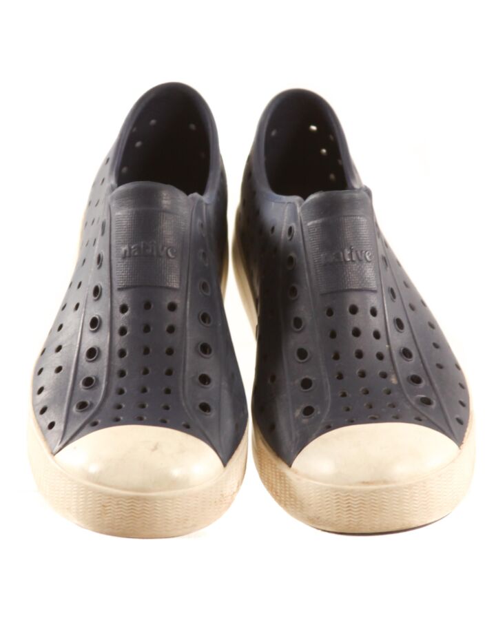 NATIVE BLUE SHOES *THIS ITEM IS GENTLY USED WITH MINOR SIGNS OF WEAR (MINOR CREASING AND STAINING GOOD PLAY WEAR) *GUC SIZE CHILD 3