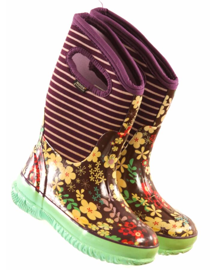 BOGS PURPLE BOOTS FLORAL DESIGN *THIS ITEM IS GENTLY USED WITH MINOR SIGNS OF WEAR (MINOR STAINING ON THE PURPLE OF THE BOOTS) *VGU SIZE TODDLER 13