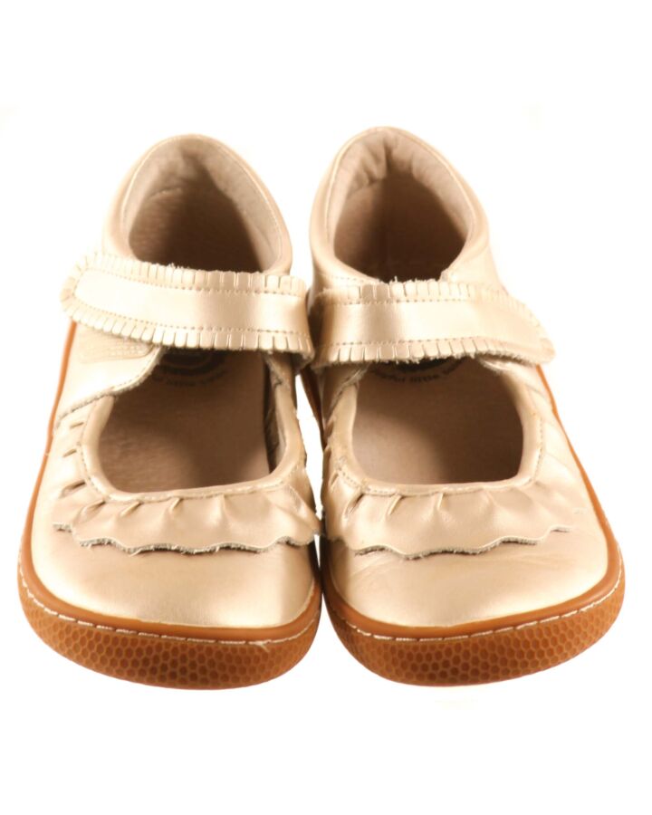 LIVIE & LUCA GOLD MARY JANES *THIS ITEM IS GENTLY USED WITH MINOR SIGNS OF WEAR (MINOR SCUFFING AND WEAR) *VGU SIZE CHILD 3