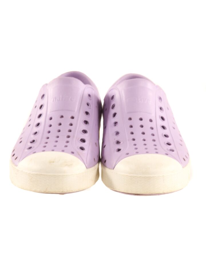 NATIVE PURPLE SHOES *THIS ITEM IS GENTLY USED WITH MINOR SIGNS OF WEAR (MINOR STAINING COULD POSSIBLY BE WASHED OFF) *EUC SIZE TODDLER 11