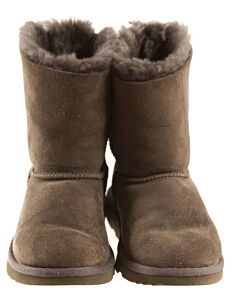 UGG GRAY BOOTS *THIS ITEM IS GENTLY USED WITH MINOR SIGNS OF WEAR (MINOR FADING) *EUC SIZE CHILD 2