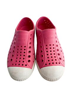 NATIVE PINK SHOES *THIS ITEM IS GENTLY USED WITH MINOR SIGNS OF WEAR (MINOR SCUFFING AND STAINING COULD POSSIBLY BE WASHED OFF) *VGU SIZE TODDLER 10