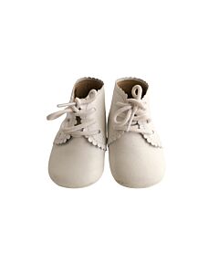 ELEPHANTITO WHITE SHOES *THIS ITEM IS GENTLY USED WITH MINOR SIGNS OF WEAR (MINOR CREASING AND STAIN) *GUC SIZE INFANT 2
