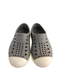 NATIVE GRAY SHOES *THIS ITEM IS GENTLY USED WITH MINOR SIGNS OF WEAR (GOOD PLAY WEAR) *VGU SIZE TODDLER 6