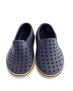 NATIVE BLUE SHOES *THIS ITEM IS GENTLY USED WITH MINOR SIGNS OF WEAR (GOOD PLAY WEAR) *VGU SIZE TODDLER 6